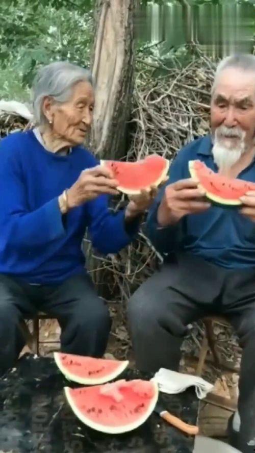 奶奶在吃瓜