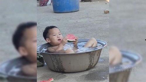 泡澡吃瓜,享受夏日悠闲时光