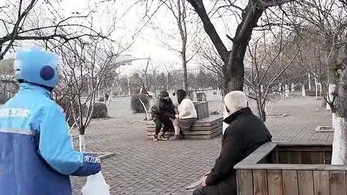 吃瓜大爷跳桥,一场意外引发的全民热议